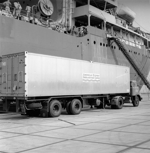 171568 Afbeelding van de overslag van containers op de Container Terminal Amsterdam in de Westhaven te Amsterdam.